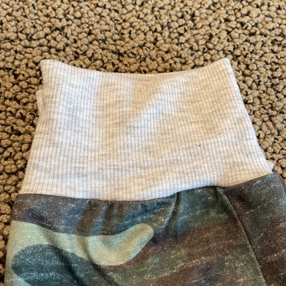 Camo Joggers Size Small in Like New Condition - Picture 3 of 5